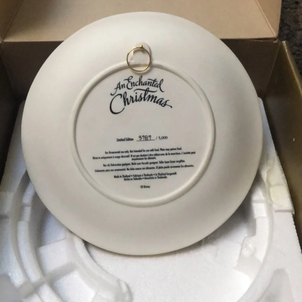 Disney Store LE Bas Relief Holiday Plate